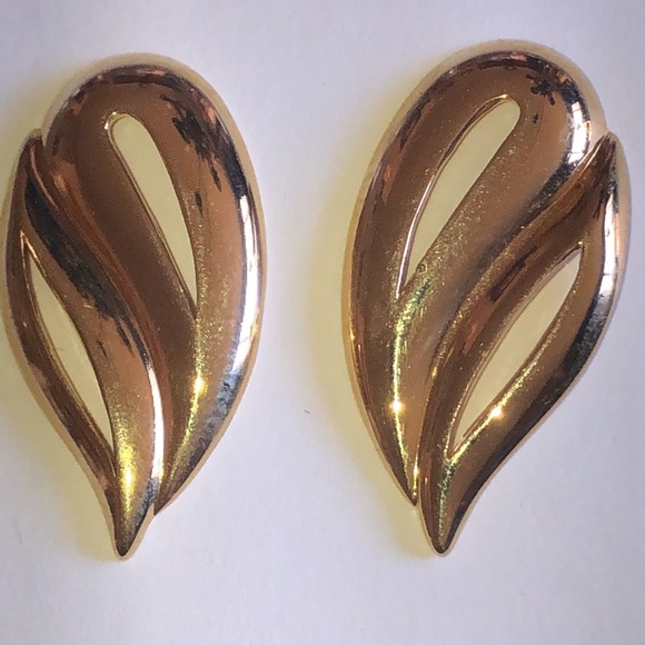 Monet Jewelry - Monet Vintage Gold Tone Retro Boho Leaf Earrings